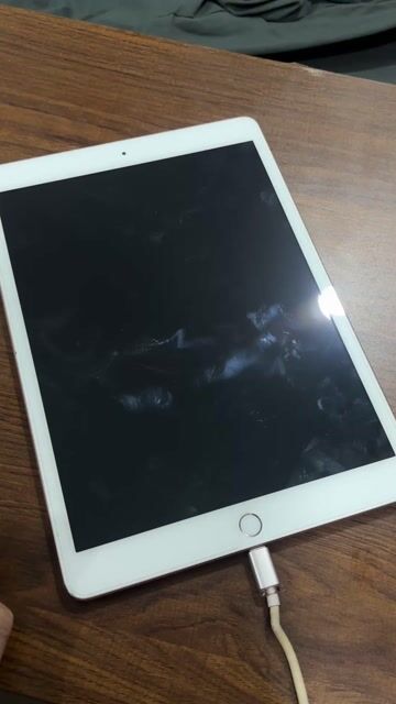 Apple iPad Gen 8 Vàng hồng Hỏng cảm ứng. Mua bán Máy tính bảng tại Quận 3 Tp Hồ Chí Minh được đăng bởi SLOWEYY hình 1