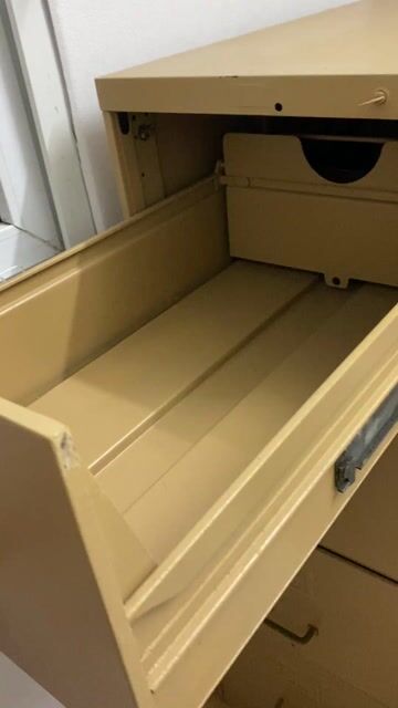 Tủ đựng tài liệu sắt kem đã sơn lại. Mua bán Tủ, kệ gia đình tại Quận Đống Đa Hà Nội được đăng bởi Nhung Vũ hình 1