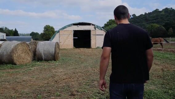Portrait d'un jeune agriculteur