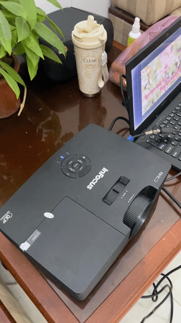 lMáy chiếu InFocus nét đẹp nguyên bản. Mua bán Đồ dùng văn phòng tại Quận Hà Đông Hà Nội được đăng bởi Văn Chiến hình 1