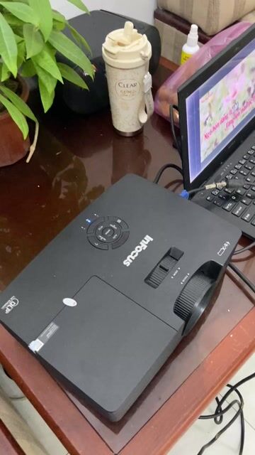 lMáy chiếu InFocus nét đẹp nguyên bản. Mua bán Đồ dùng văn phòng tại Quận Hà Đông Hà Nội được đăng bởi Văn Chiến hình 1