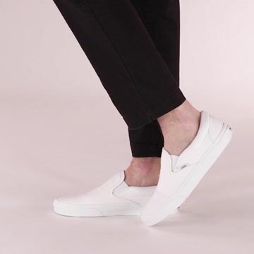 Chaussure de skate sans lacets en cuir perforé Vans - Blanche video thumbnail