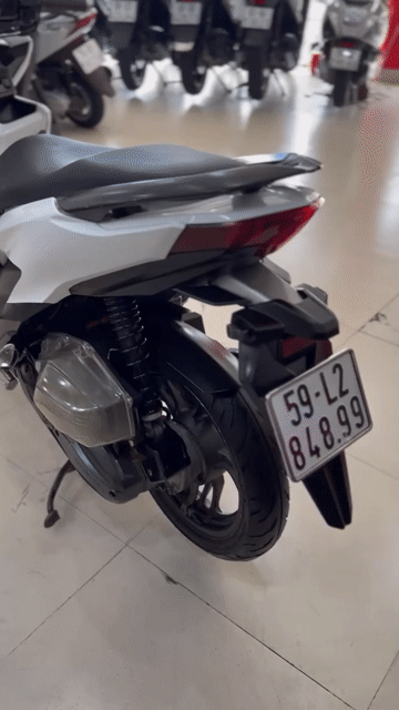 Honda Vario 150 Trắng Sport.Xe đẹp giá tốt.BSTP. Mua bán Xe máy tại Quận 6 Tp Hồ Chí Minh được đăng bởi Cửa Hàng Xe Máy Hoà Bùi hình 1