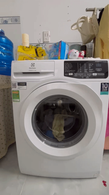 Máy giặt Electrolux 9kg mua ở dmx còn Bảo hành. Mua bán Máy giặt tại Thị xã Bến Cát Bình Dương được đăng bởi Lê Công Phú hình 1