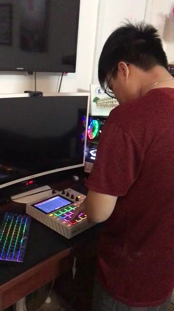 Thiết bị sản xuất nhạc AKAI Professional MPC ONE. Mua bán Nhạc cụ tại Quận 1 Tp Hồ Chí Minh được đăng bởi Kviet216 hình 1