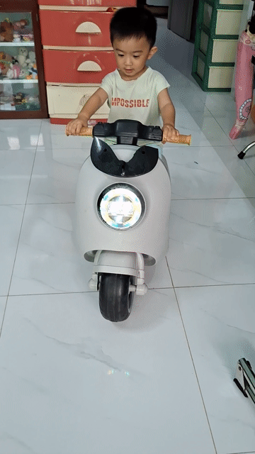 Xe điện trẻ em màu Trắng. Mua bán Mẹ và bé tại Huyện Nhà Bè Tp Hồ Chí Minh được đăng bởi Khang Minh hình 1