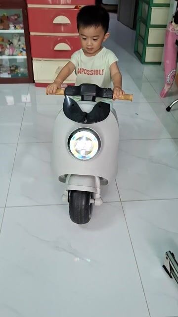 Xe điện trẻ em màu Trắng. Mua bán Mẹ và bé tại Huyện Nhà Bè Tp Hồ Chí Minh được đăng bởi Khang Minh hình 1