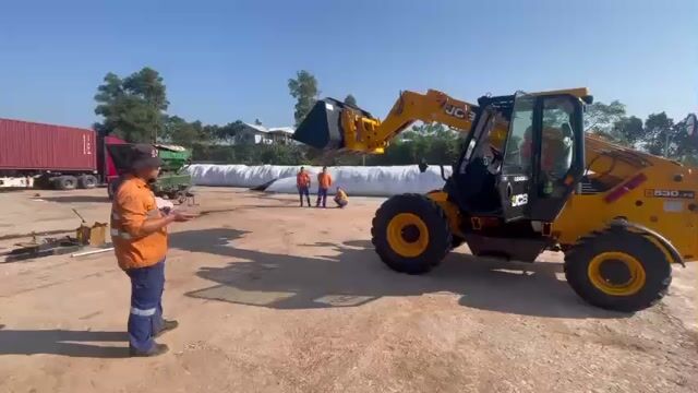 Máy xúc lật JCB Vàng đen Mới 100%. Mua bán Phương tiện khác tại Quận Hải Châu Đà Nẵng được đăng bởi luc beo hình 1