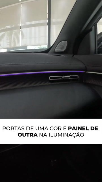 Portas de uma cor e painel de outra na iluminação