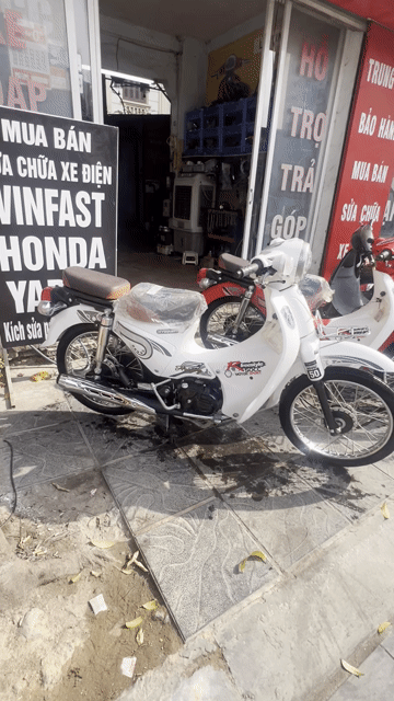 Hyosung 50cc Trắng Đỏ. Mua bán Xe máy tại Quận Hoàng Mai Hà Nội được đăng bởi XE ĐIỆN HIỂN VINH hình 1