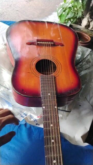 Đàn guitar gỗ trang trí. Mua bán Nhạc cụ tại Quận 3 Tp Hồ Chí Minh được đăng bởi HoVaTen  Nghèo mua gì đt XinCamOn hình 1