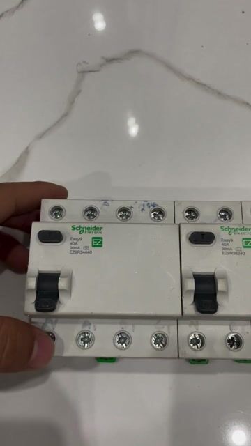 Lô aptomat chống giật Schneider. Mua bán Đồ chuyên dụng, Giống nuôi trồng tại Huyện Bình Chánh Tp Hồ Chí Minh được đăng bởi Ductran hình 1