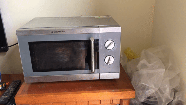 Lò vi sóng Electrolux 22L có nướng gần như mới. Mua bán Bếp, lò, đồ điện nhà bếp tại Quận Hoàng Mai Hà Nội được đăng bởi luat nguyen hình 1