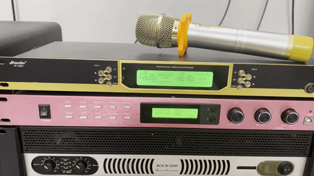 Vang số karaoke Hugo V3 Nguyên zin. Mua bán Tivi, Âm thanh tại Thành phố Tây Ninh Tây Ninh được đăng bởi Thành hình 1