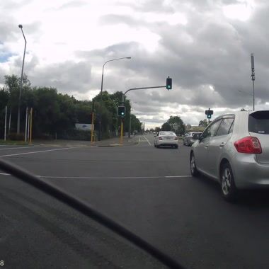 Driver of HLS489 doesn’t check her wing mirrors Shared on UpRide: Abused for being in the primary position