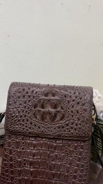 Túi đeo chéo Da cá sấu Nâu Unisex Mới. Mua bán Túi xách tại Thành phố Biên Hòa Đồng Nai được đăng bởi dung hình 1