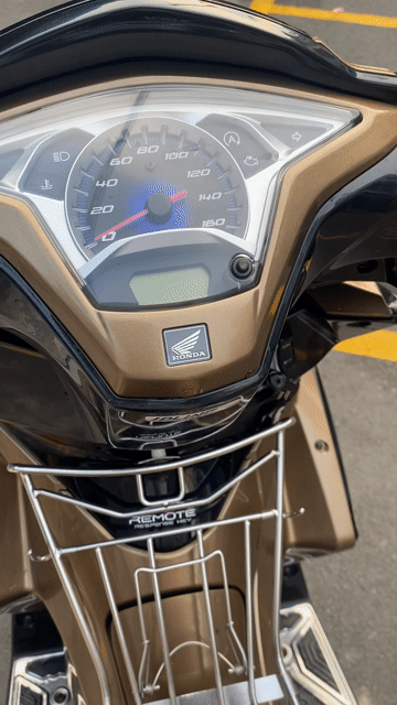 Honda Air Blade 2014 Vàng đồng 65000 km. Mua bán Xe máy tại Quận Gò Vấp Tp Hồ Chí Minh được đăng bởi Dũng hình 1