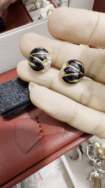 Bông tai kẹp hiệu Nina Ricci. Mua bán Phụ kiện thời trang khác tại Quận Tân Bình Tp Hồ Chí Minh được đăng bởi Lành Lasa hình 1