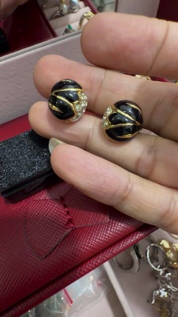 Bông tai kẹp hiệu Nina Ricci. Mua bán Phụ kiện thời trang khác tại Quận Tân Bình Tp Hồ Chí Minh được đăng bởi Lành Lasa hình 1