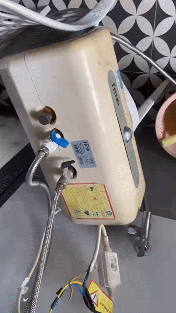 Máy nước nóng Ferroli màu Kem. Mua bán Thiết bị vệ sinh, nhà tắm tại Quận 4 Tp Hồ Chí Minh được đăng bởi Hạnh hình 1