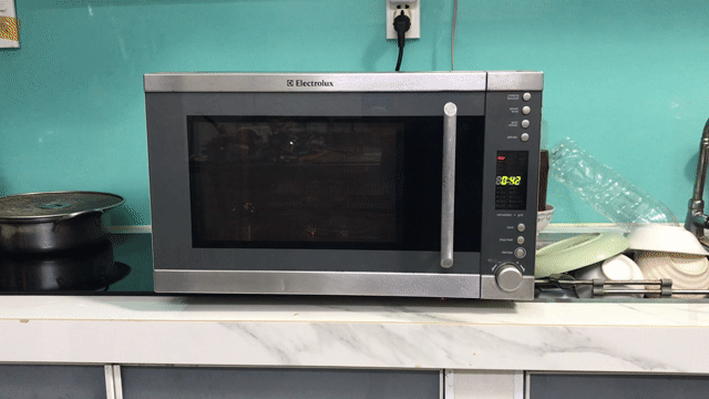 Lò vi sóng Electrolux 25 lít Bạc. Mua bán Bếp, lò, đồ điện nhà bếp tại Quận 8 Tp Hồ Chí Minh được đăng bởi Phạm Chí Thiện hình 1