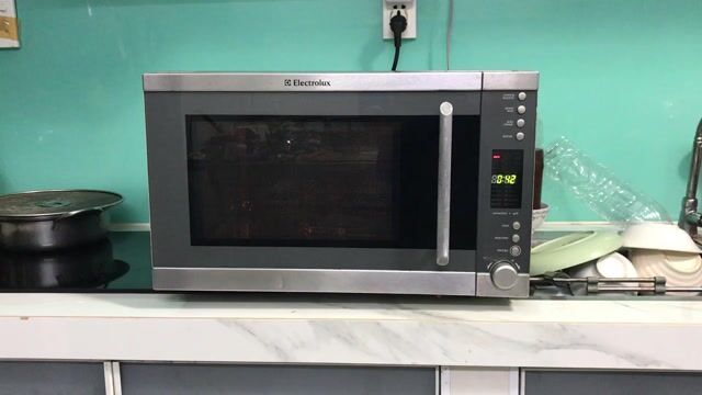 Lò vi sóng Electrolux 25 lít Bạc. Mua bán Bếp, lò, đồ điện nhà bếp tại Quận 8 Tp Hồ Chí Minh được đăng bởi Phạm Chí Thiện hình 1