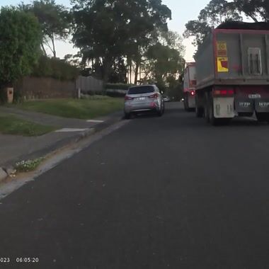 XO27EN Truck & BLF86Q SUV close passes Shared on UpRide: Abused for being in the primary position
