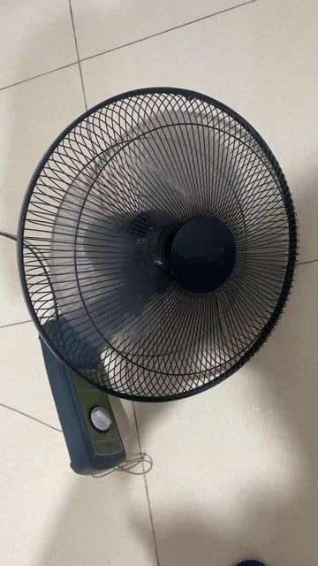 Quạt treo tường Vinavin Đen. Mua bán Quạt tại Quận Long Biên Hà Nội được đăng bởi lê Khánh hình 1