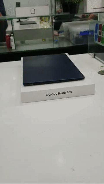 Samsung Galaxy Book Pro i5 15.6 inch siêu mỏng nhẹ. Mua bán Laptop tại Quận Thanh Xuân Hà Nội được đăng bởi Playmobile Hà Nội 102 Thượng Đình hình 1