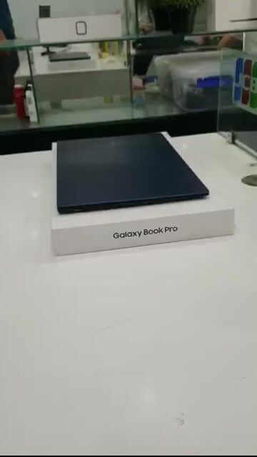 Samsung Galaxy Book Pro i5 15.6 inch siêu mỏng nhẹ. Mua bán Laptop tại Quận Thanh Xuân Hà Nội được đăng bởi Playmobile Hà Nội 102 Thượng Đình hình 1