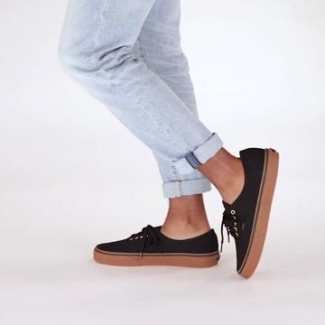 Chaussure de skate Vans Authentic - Noire / Gomme video thumbnail