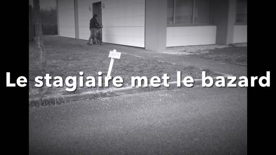 Le stagiaire met le bazard