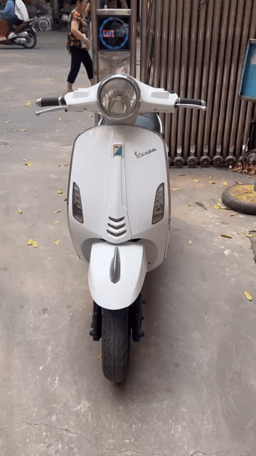 Xe máy điện Piaggio Vespa Trắng 50km. Mua bán Xe máy tại Quận Ba Đình Hà Nội được đăng bởi Huylam hình 1