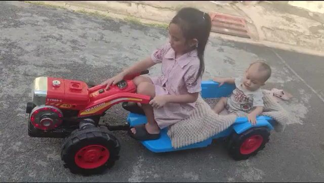 Xe máy cày đồ chơi màu Đỏ, Xanh dương. Mua bán Mẹ và bé tại Huyện Hóc Môn Tp Hồ Chí Minh được đăng bởi nguyễn thị thùy dương hình 1