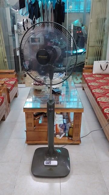 Quạt có điều khiển từ xa. . Mua bán Quạt tại Quận Ba Đình Hà Nội được đăng bởi Nguyễn Đức đạt   hình 1