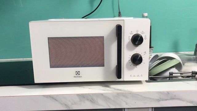 Lò vi sóng Electrolux 20 lít Trắng. Mua bán Bếp, lò, đồ điện nhà bếp tại Quận 8 Tp Hồ Chí Minh được đăng bởi Phạm Chí Thiện hình 1