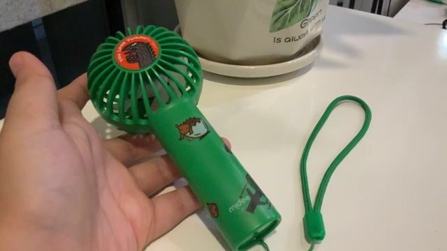 Quạt cầm tay Middee Xanh lá Pin sạc Kèm dây đeo. Mua bán Nội thất, đồ gia dụng khác tại Quận Bình Thạnh Tp Hồ Chí Minh được đăng bởi Người Dọn Dẹp Nhà Cửa hình 1