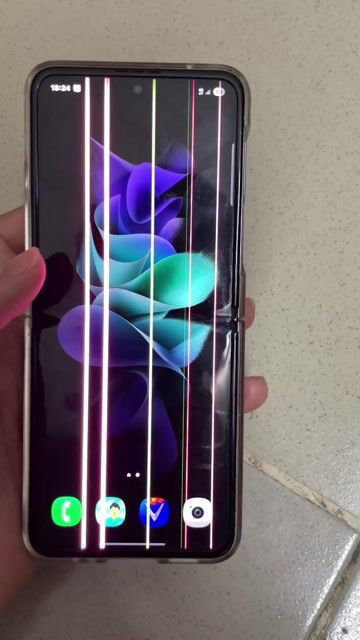 (Bán xác) Samsung Z Flip 3 Tím màn sọc. Mua bán Điện thoại tại Thành phố Thủ Đức Tp Hồ Chí Minh được đăng bởi Phạm Phước Vĩnh hình 1
