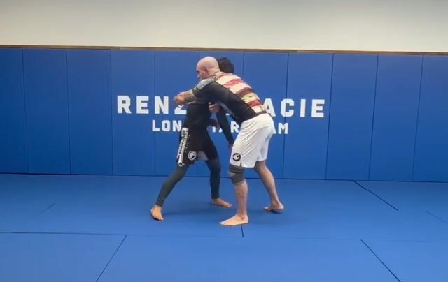 Arm drag con cabeza por fuera