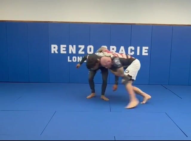 Arm drag con cabeza por dentro