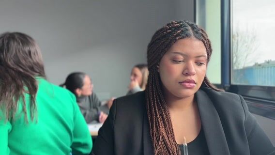 Je cherchais, la com m'a trouvée