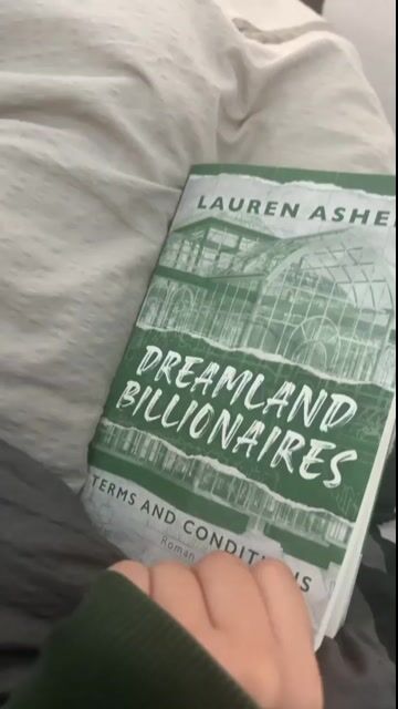 Keine Worte für diese Geschichte… Es war mehr als nur perfekt, lest diese Geschichte von Declan und Iris und verliebt euch. Ich habe es auf jeden Fall🥹 ich kann garnicht beschreiben wie gut dieses Buch geschrieben worden ist und wie perfekt Declan und Iris zueinander passen. Dieses Buch ist der Wahnsinn🫀