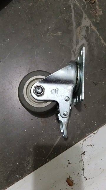 Bánh xe có khóa hãm, chất liệu kim loại, cao su. Mua bán Phụ tùng xe tại Thành phố Vinh Nghệ An được đăng bởi Thăng Trần văn hình 1