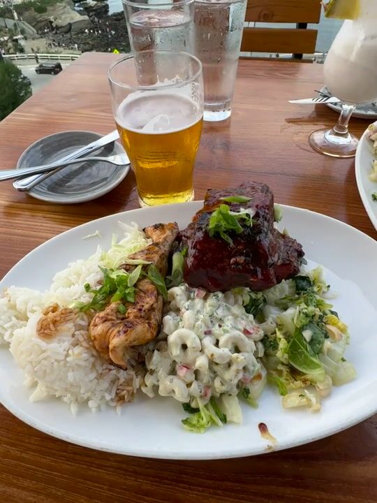 Dukes La Jolla ! 🤙
Lunch with a view 

Mango pork ribs with bbq chicken skewer ! 
Sides : jasmine rice with macaroni salad 🤤

10/10!!!