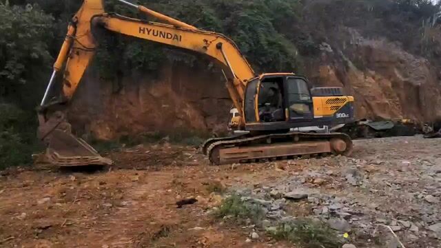 Máy xúc Hyundai 300LC-9. Mua bán Phương tiện khác tại Thành phố Tam Điệp Ninh Bình được đăng bởi Hinh Lại Xuân hình 1