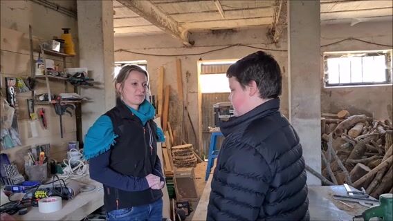 Créatrice de jouets en bois.