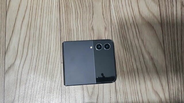 Samsung Galaxy Z Flip 4 Xám. Mua bán Điện thoại tại Quận Bắc Từ Liêm Hà Nội được đăng bởi Minh Thức hình 1