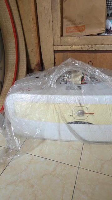 Bình nóng lạnh Ariston 8 lít. Mua bán Thiết bị vệ sinh, nhà tắm tại Quận 3 Tp Hồ Chí Minh được đăng bởi Phong hình 1