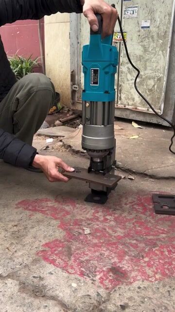 máy đột lỗ thủy lực sắt 10ly. Mua bán Đồ chuyên dụng, Giống nuôi trồng tại Quận Hà Đông Hà Nội được đăng bởi Điện Máy Công Nghiệp Kamar hình 1