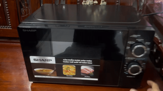 Lò vi sóng Sharp 20L (đời mới). Mua bán Bếp, lò, đồ điện nhà bếp tại Quận Tân Bình Tp Hồ Chí Minh được đăng bởi Vũ Đăng Khoa hình 1
